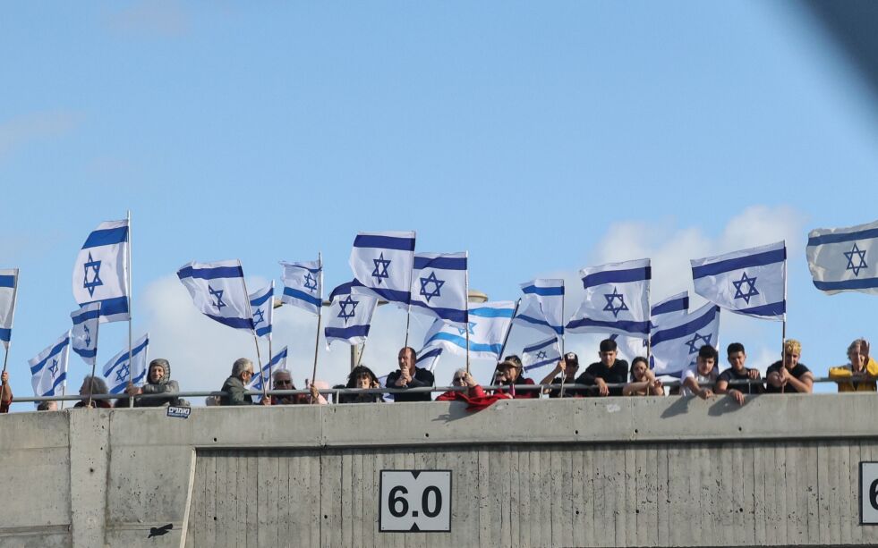 DEMONSTRASJONER: På veibruene over de store ferdselsårene i Israel sto det demonstranter med plakater og flagg.
 Foto: Eli Bondlid