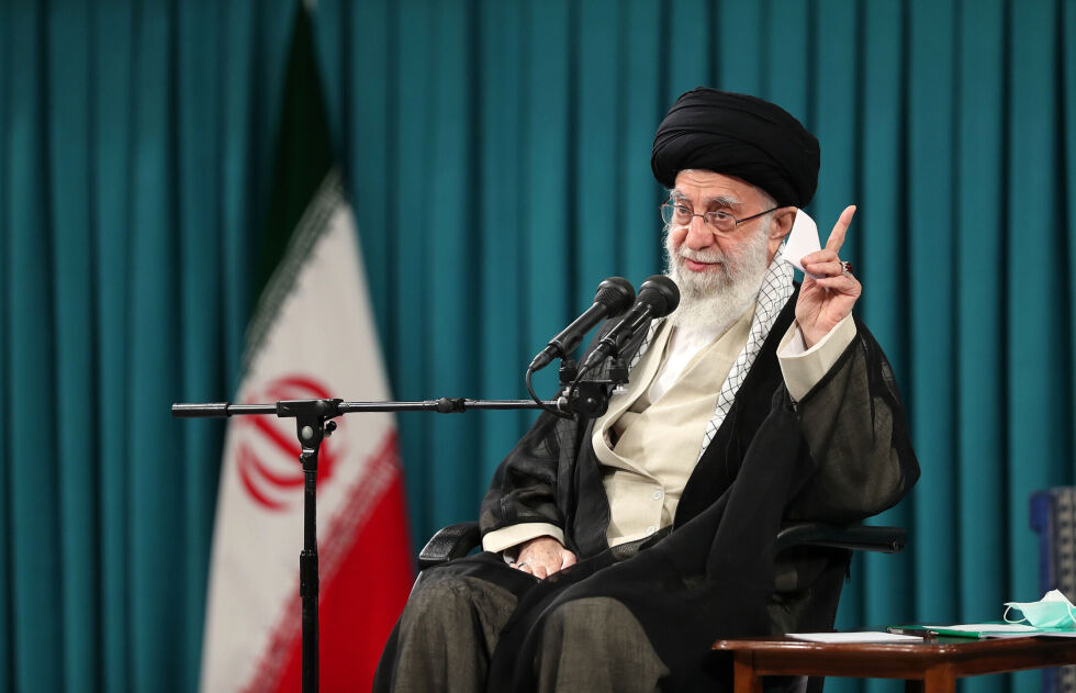 Irans øverste leder Ayatolla Ali Khamenei ble avbildet under et møte med en gruppe studenter i Teheran 19. oktober. Khamenei er 83 år gammel og skal være ved dårlig helse. Spekulasjonene går om hvem som kan bli hans etterfølger.
 Foto: Office of the Iranian Supreme Leader via AP / NTB
