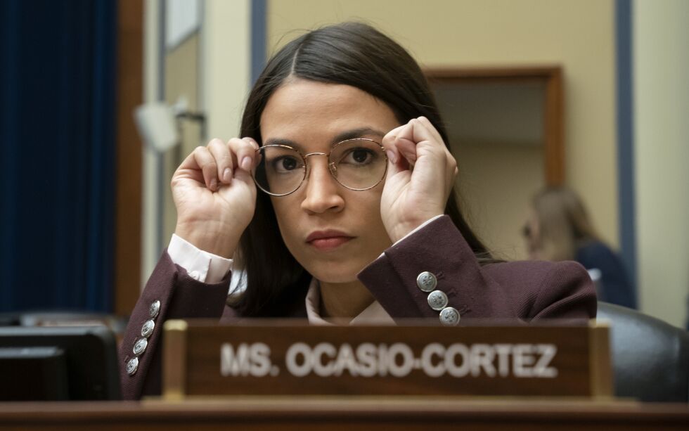 Alexandria Ocasio-Cortez er en stigende stjerne i Det demokratiske partiet og ble ikke uventet gjenvalgt til Kongressen. Hun regnes som frontfigur blant dem som tilhører den liberale venstresiden i partiet.
 Foto: J. Scott Applewhite / NTB