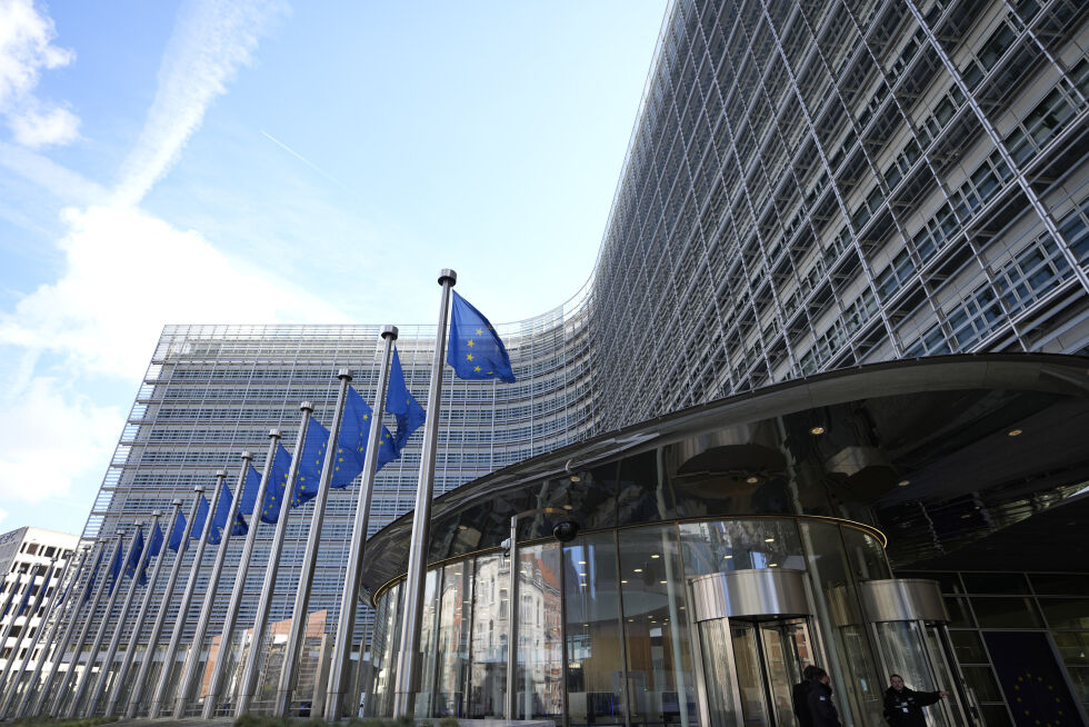 EU-flaggene vaier utenfor unionens hovedkvarter i Brussel. I et utkast til EUs nye femårsplan er klima skjøvet ned til fordel for forsvar og sikkerhet.
 Foto: Virginia Mayo / AP / NTB
