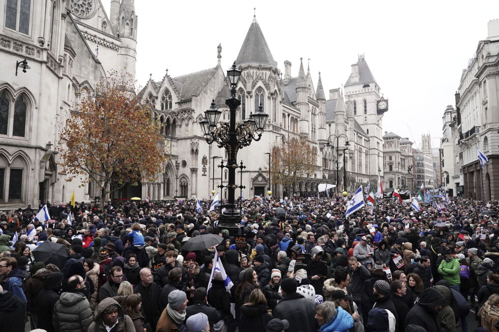 Flere tusen mennesker møtte opp for å delta i en demonstrasjon mot antisemittisme i London søndag ettermiddag. Demonstrasjonen begynte utenfor Royal Courts of Justice.
 Foto: Jordan Pettitt / PA / AP / NTB