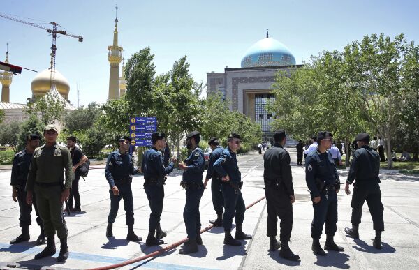Minst 12 drept i angrep i Teheran