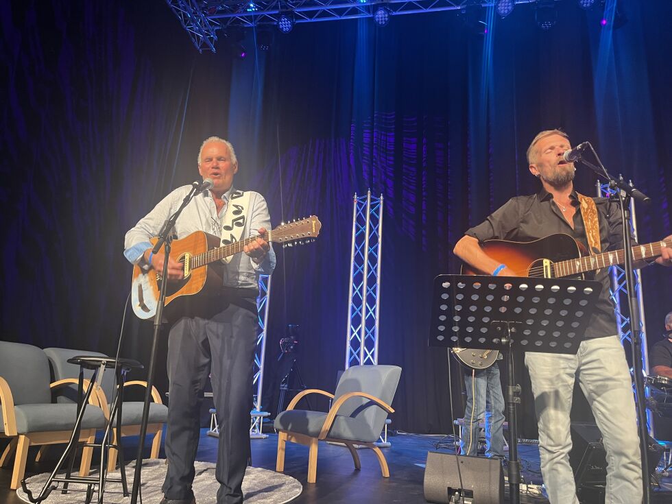 SANG OG MUSIKK: Anita Kristensen med band spilte fredag kveld, og kan høres også i morgen. Her er Palmer Omdal (til venstre) og Kenneth Omdal på scenen.
 Foto: Ingvill Mydland