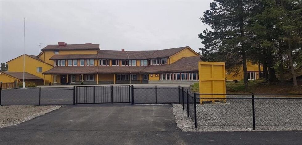 Den aller første skolen ble bygd i Blomvåg i 1865. Skolen som ble vedtatt nedlagt fra skoleåret 2022/2023 består av et bygg fra 1965, et «nybygg» fra 2002 og SFO-base.
 Foto: Øygarden kommune