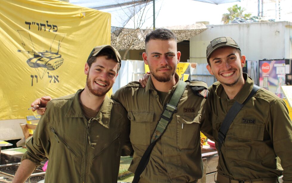 Itai, Nachshon og Moses prøver å få dagene ved basen Nahal oz outpost ved Gazagrensen til å forløpe så normalt som mulig. – Vi er jo bare ungdommer som helst vil gjøre det andre ungdommer gjør, sier Moses.
 Foto: Johnny Myhr-Hansen