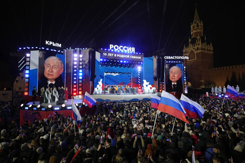 MOSKVA 18. MARS 2024: Russlands president Vladimir Putin sees på skjermene under en konsert på Den røde plass.
 Foto: NTB/AP/Alexander Zemlianichenko