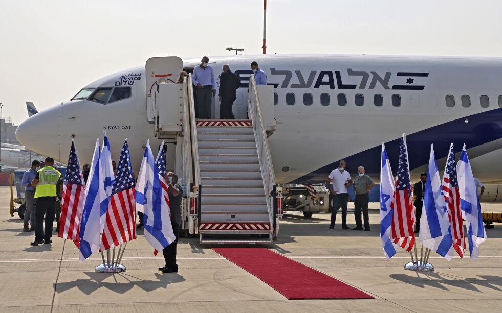Helt fremme på flyet, som blir det første kommersielle flygningen til Abu Dhabi fra Jerusalem med en israelsk delegasjon, er ordet fred skrevet på hebraisk, arabisk og engelsk.
 Foto: Menahem Kahana / NTB Scanpix