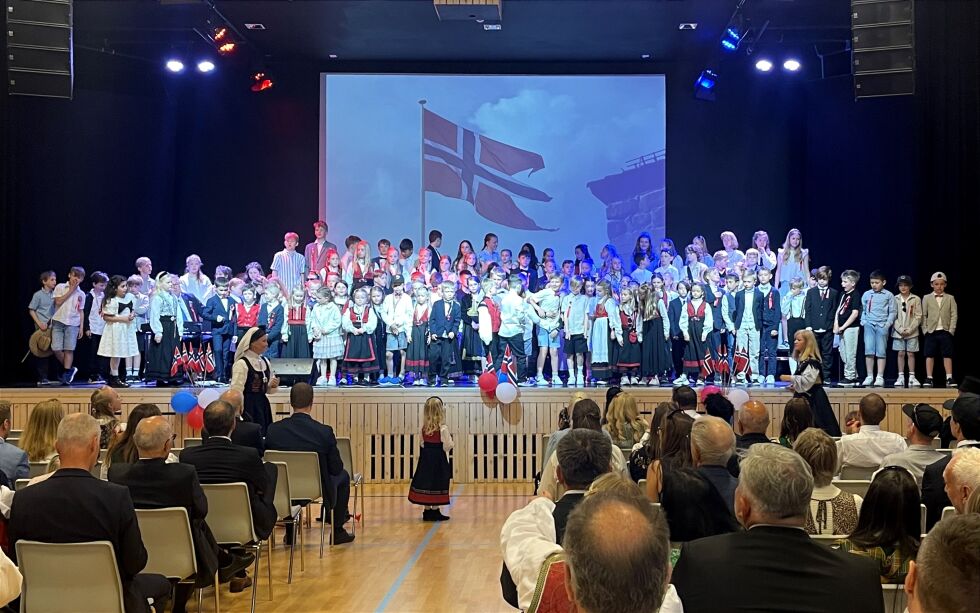 17. MAI PÅ DANIELSEN SOTRA: Alle barna sang den ene «nasjonalsangen» etter den andre. Gymsalen var full og begeistring for nasjon, neste generasjon og kristen skole med tydelige verdier var på topp!
 Foto: Anita A. Sæle
