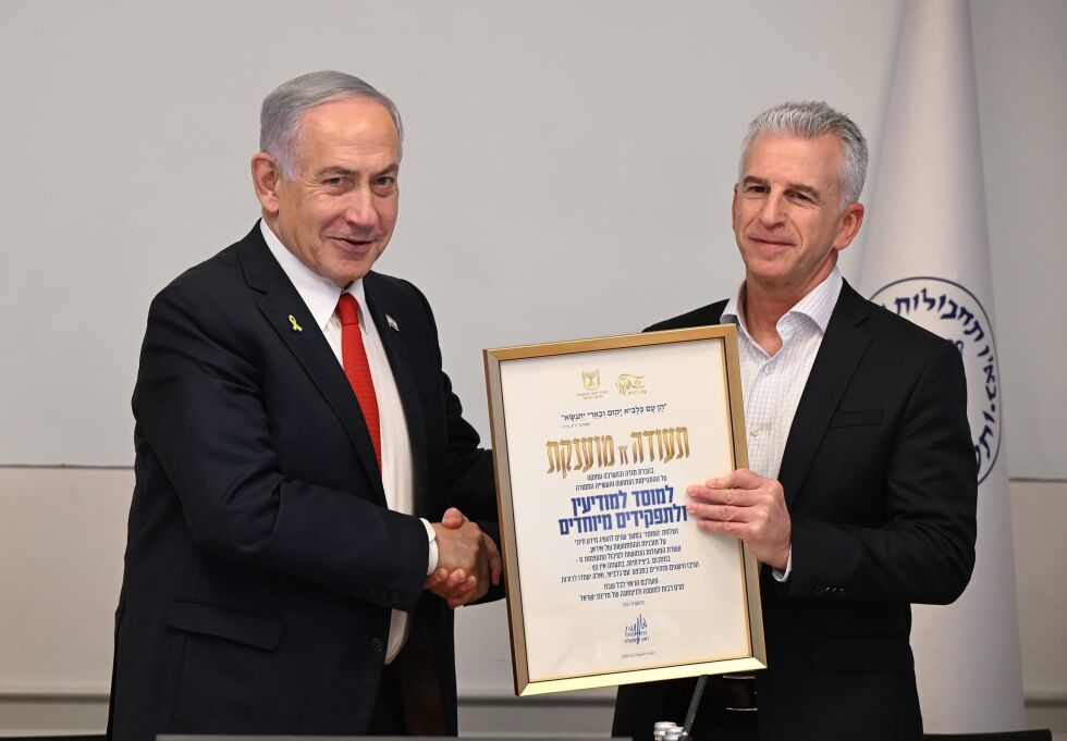 Foto: Israels statsminister Benjamin Netanyahu takket Mossad-direktør David Barnea for innsatsen under operasjon «Rising Lion».