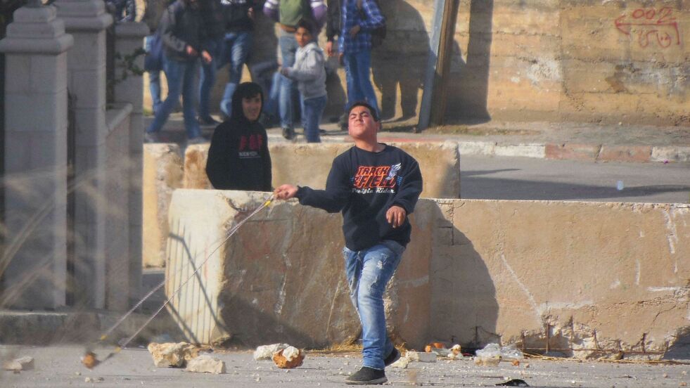 En palestinsk ungdom angriper israelske soldater.
 Foto: Aviad Shmuel/TPS