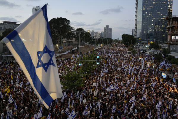 Tusenvis demonstrerer i Israel med krav om gisselavtale