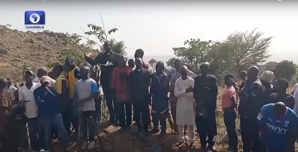Venner og familie gråter under minneseremoni til 51 drepte i Plateu-staten i Nigeria.
 Foto: Skjermdump Channels TV