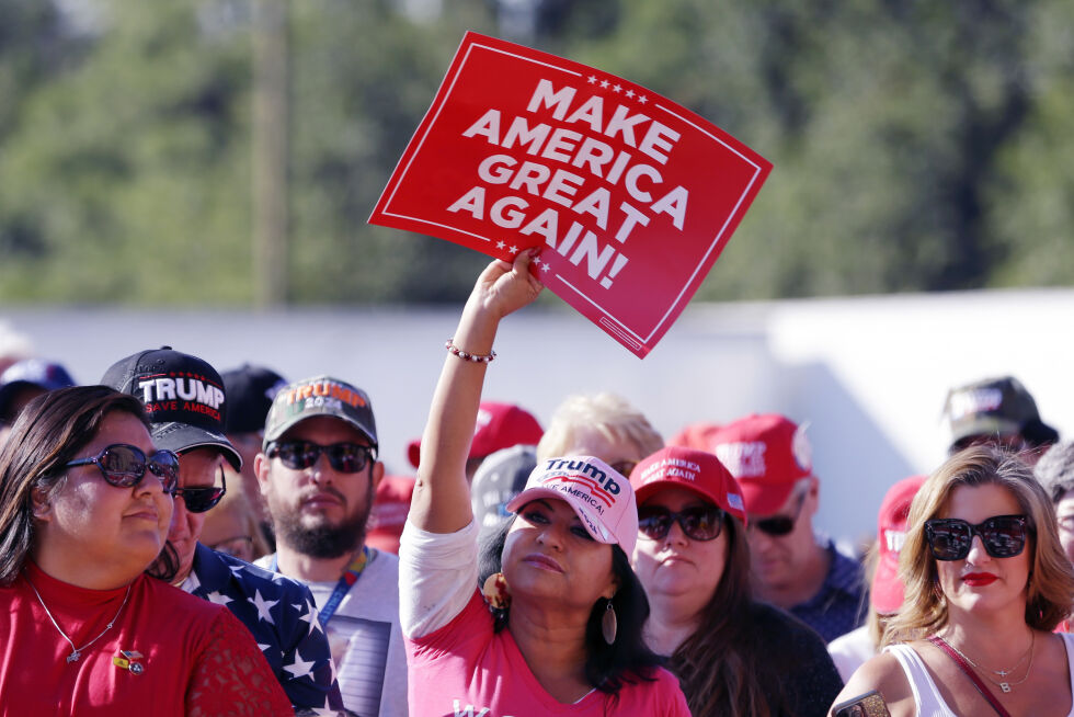 MAGA: En plakat med påskriften «Make America Great Again» på et  valgkampmøte for Donald Trump i Houston.
 Foto: NTB / AP / Michael Wyke