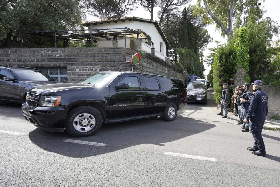 ITALIA: Amerikanske delegater forlater den omanske ambassaden i Roma etter et lukket møte med en iransk delegasjon for å diskutere Irans atomprogram 19. april 2025.
 Foto: NTB / AP / Andrew Medichini