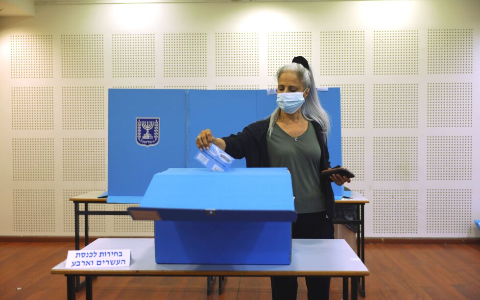 En kvinne stemmer ved valglokalet i Ra'anana tidlig på morgenen 23. mars 2021.
 Foto: Tsafrir Abayov / NTB
