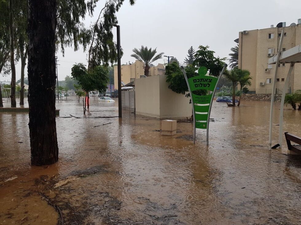 Vinterstorm i juni: Etter mange branndrageangrep fra islamistiske terrorister i Israel den siste tiden, kom det plutselig en uvanlig regnstorm midt i juni.
 Foto: Twitter (Yiddish News)