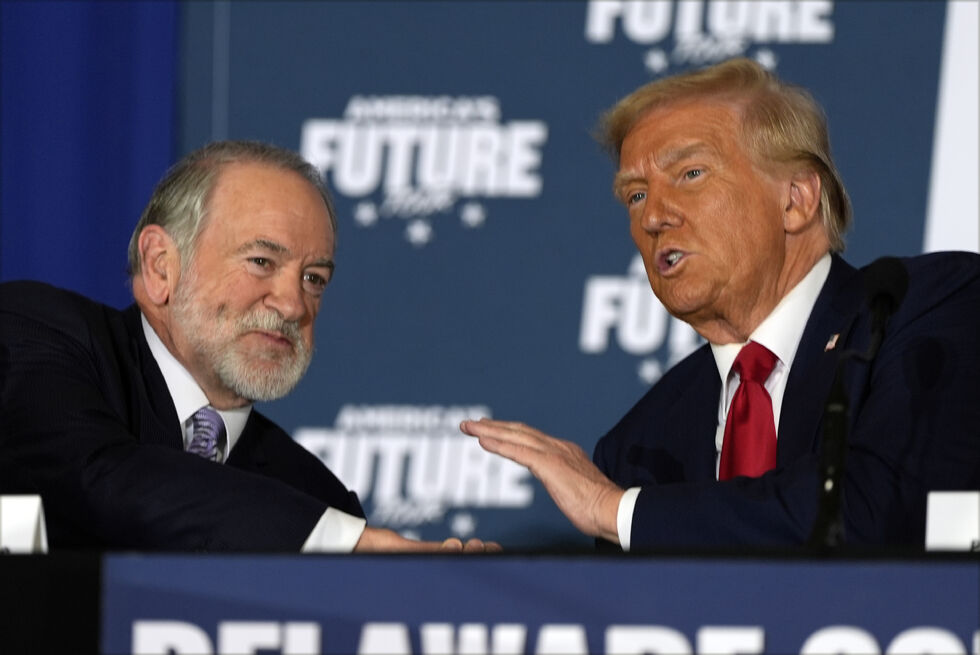USAs ambassadør til Israel Mike Huckabee (t.v.) og USAs president Donald Trump.
 Foto: NTB / AP / Julia Demaree Nikhinson