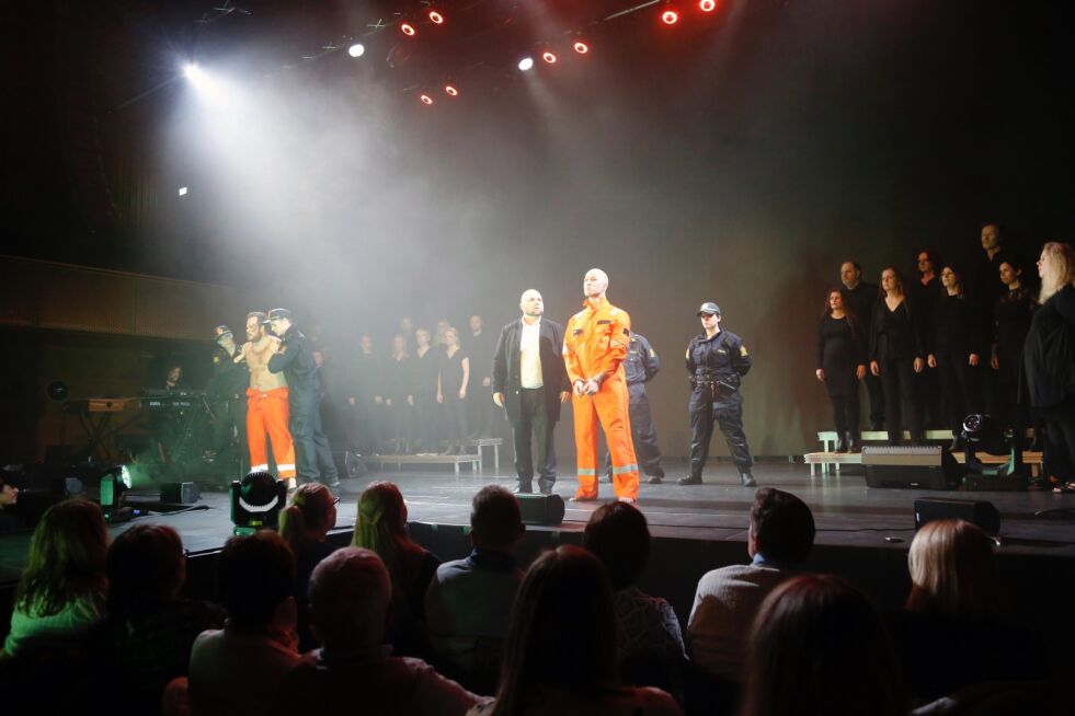 Jesus og Barrabass er ført frem for guvernør Pontius Pilatis av politiet, i musikalen The Passion.
 Foto: Tor-Bjørn Nordgaard