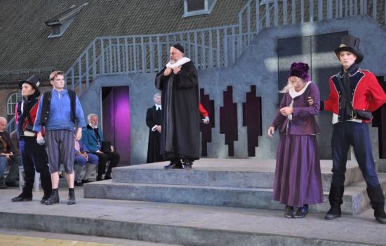 DRAMATISK HISTORIE: Dramatiske scener i «Det brenner en ild», hvor publikum får oppleve Hans Nielsen Hauge i virksomhet. FOTO: Boe Johannes Hermansen, KPK