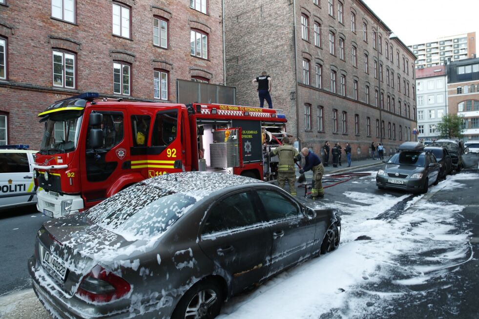Flere biler fikk store skader i en brann i Herslebs gate i Oslo natt til onsdag.
 Foto: Terje Bendiksby / NTB scanpix