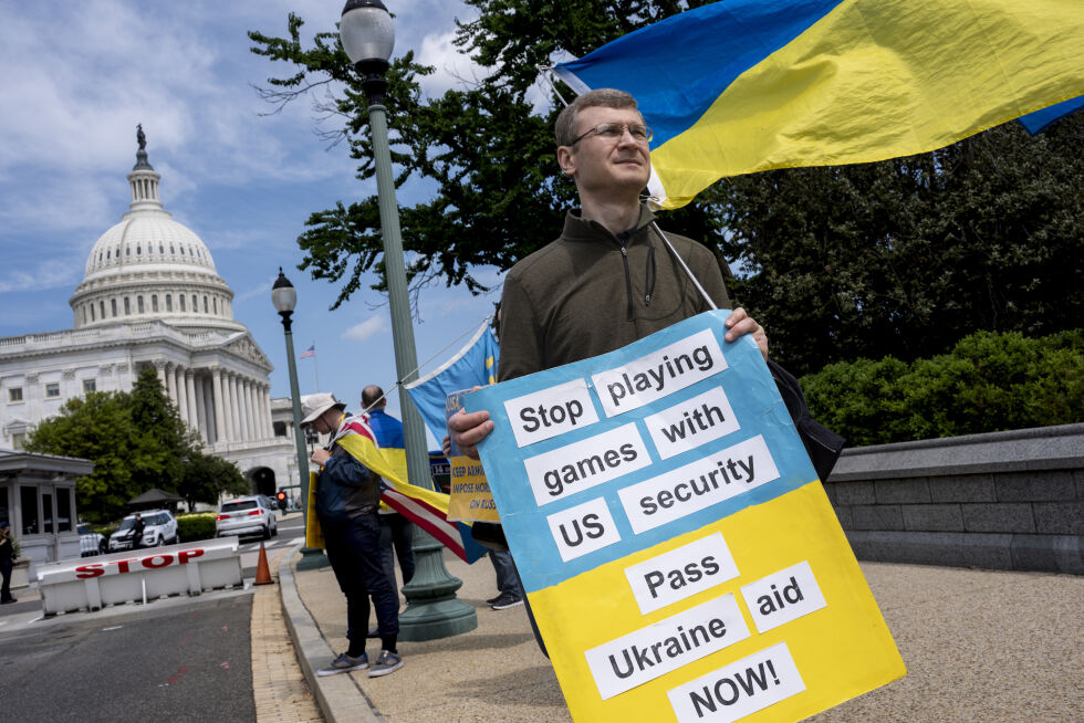 En Ukraina-aktivist utenfor Kongressbygningen lørdag.
 Foto: J. Scott Applewhite / AP / NTB