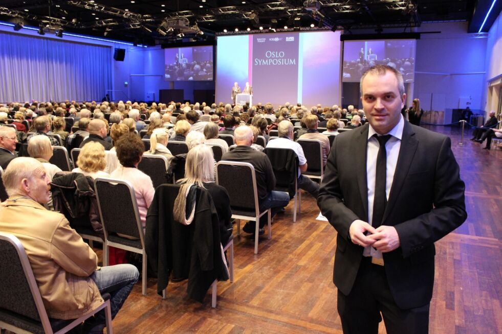 Bjarte Ystebø ønsker 700 påmeldte deltakere velkommen til Oslo Symposium 2017 i Oslo Kongressenter fredag 3. og lørdag 4. mars. Bildet er fra symposiet i 2015.
 Foto: Oslo Symposium