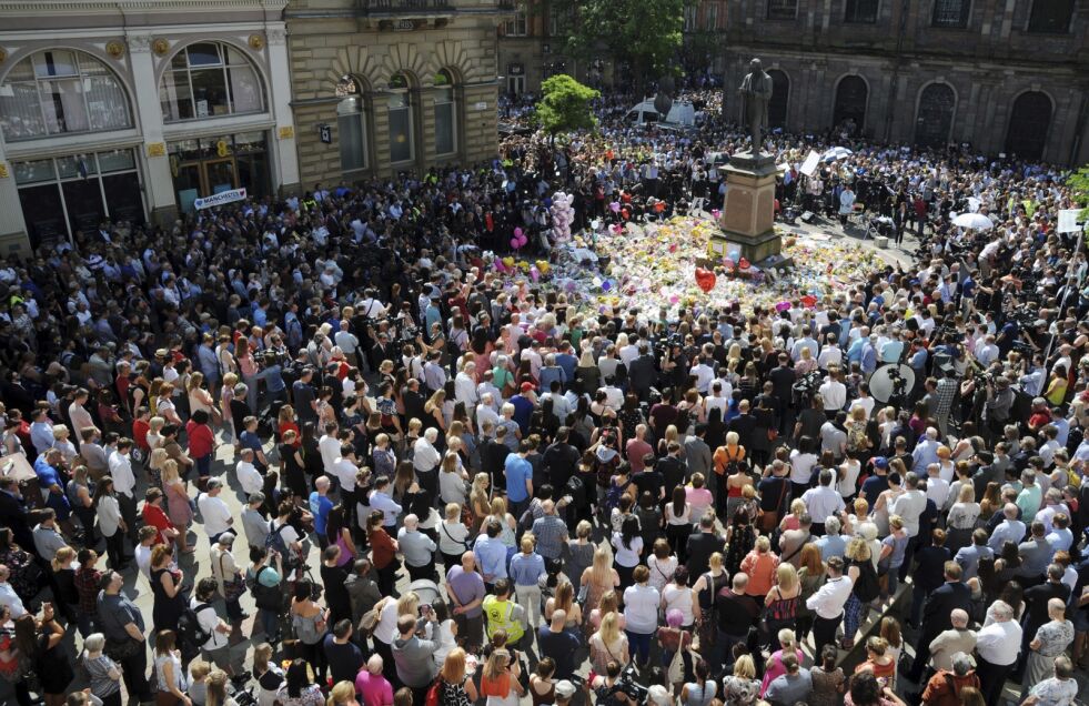 minnestund etter Manchester-terror: – I respekt for alle som har dødd på grunn av Allahs vrede, burde vi bruke energi på å advare mot islam, ikke tåkeprate om «fredens religion», skriver Trine Overå Hansen.
 Foto: AP