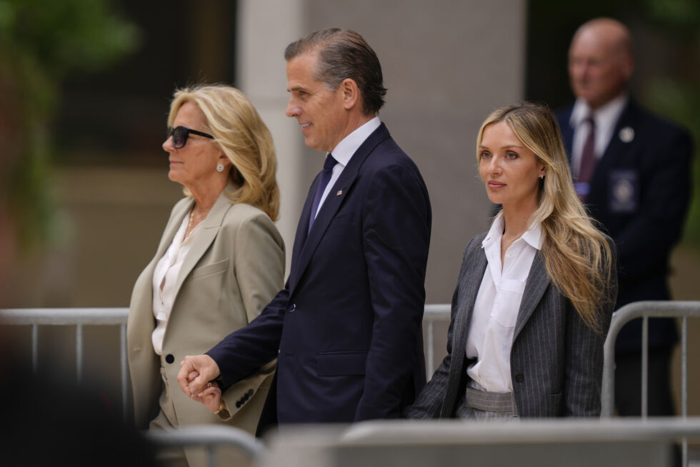 FØDERAL RETTSSAK: Hunter Biden, i midten, flankert av sin mor, førstedame Jill Biden, til venstre, og kona, Melissa Cohen Biden på vei ut av den føderale domstolen etter å ha hørt dommen tirsdag 11. juni.
 Foto: NTB/AP