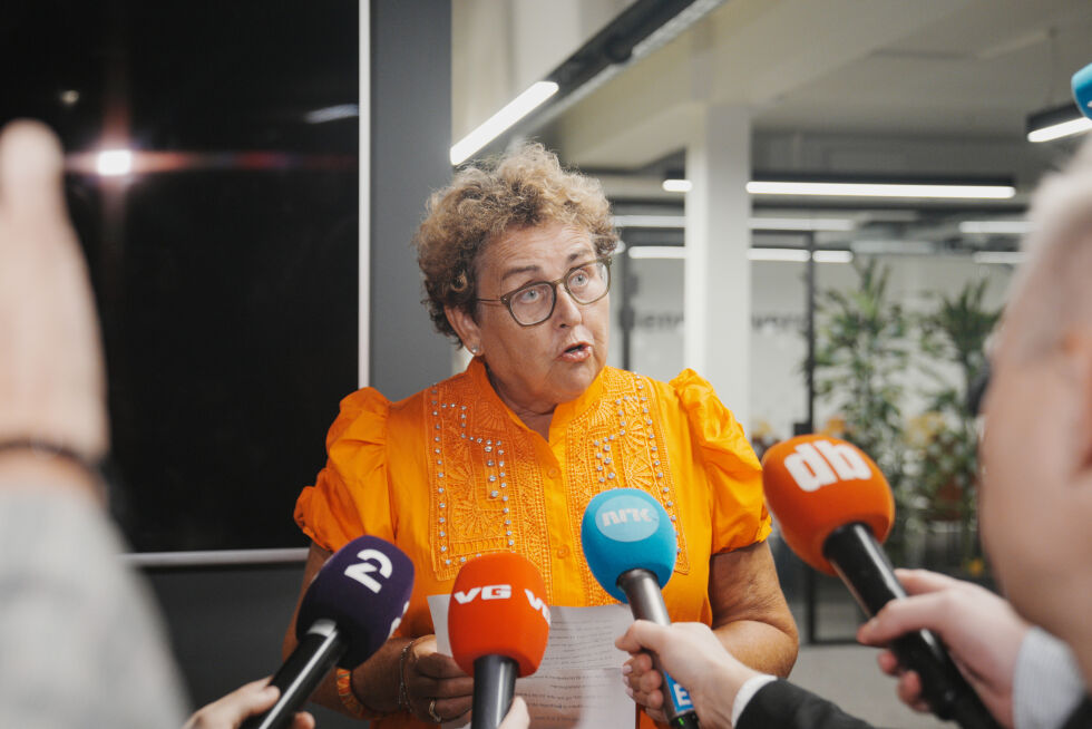 Oslo 20240822. Olaug Bollestad kunngjør at hun trekker seg som partileder i KrF etter krisemøtet i KrFs sentralstyre torsdag kveld. Bakgrunnen for sentralstyremøtet er at tre ansatte i KrF skal ha sendt et skriftlig varsel der de blant annet anklager partileder Olaug Bollestad for å ha en kritikkverdig lederstil.
 Foto: Stian Lysberg Solum / NTB