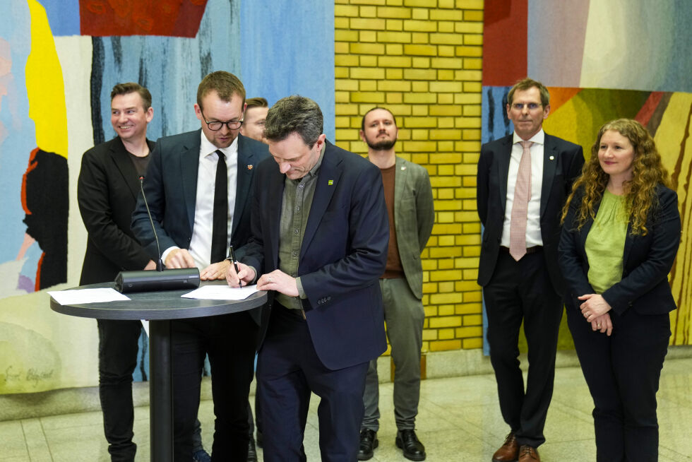 I alt sju partier stiller seg bak den nye pensjonsavtalen på Stortinget. Her det Arild Hermstad (MDG) som signerer avtalen, mens KrFs Kjell Ingolf Ropstad ser på. Bak fra venstre Henrik Asheim (H), Sveinung Rotevatn (V), Freddy André Øvstegård (SV), Tor Inge Eidesen (Sp) og Tuva Moflag (Ap).
 Foto: Fredrik Varfjell / NTB