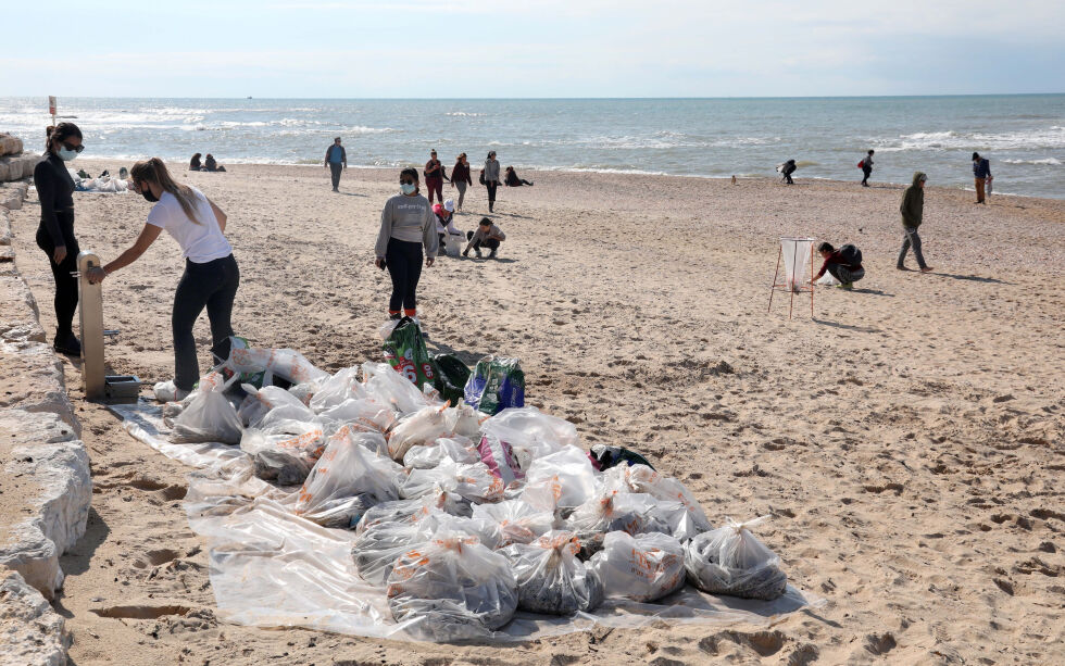 Frivillige renser stranden i Tel Aviv for søppel. Illustrasjonsbilde.
 Foto: Gideon Markowicz/TPS