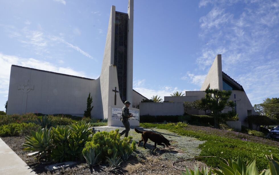 Flere personer ble skutt i og utenfor Geneva presbyterianske kirke i Laguna Woods, California, USA, søndag ettermiddag lokal tid.
 Foto: Damian Dovarganes / AP / NTB