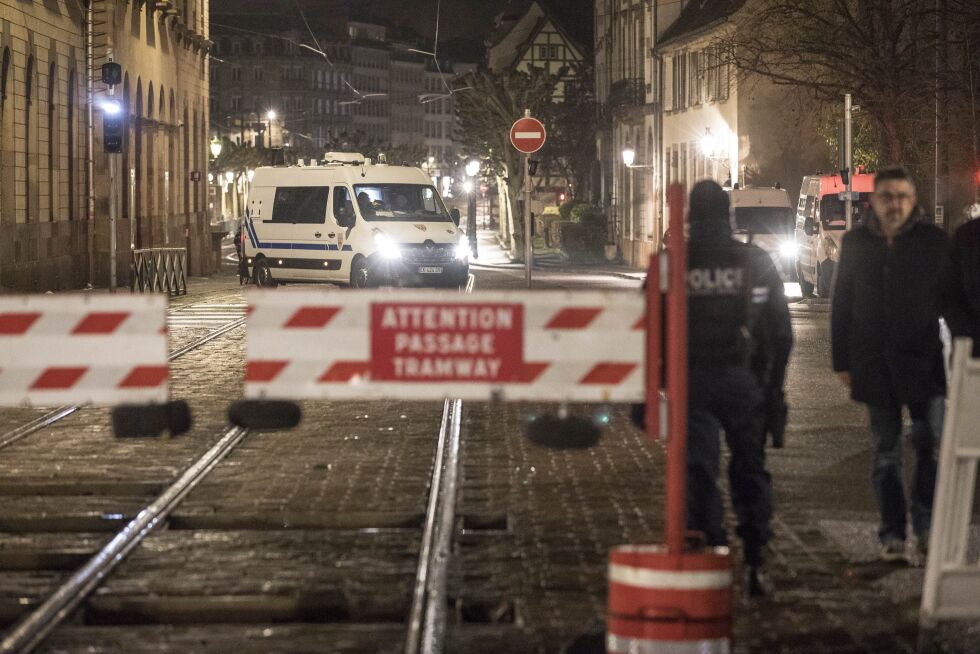 Det anses fortsatt som utrygt å ferdes i gatene i Strasbourg. Politiet har natt til onsdag jaktet på mannen de mistenker står bak angrepet i byen. Foto: AP / NTB scanpix