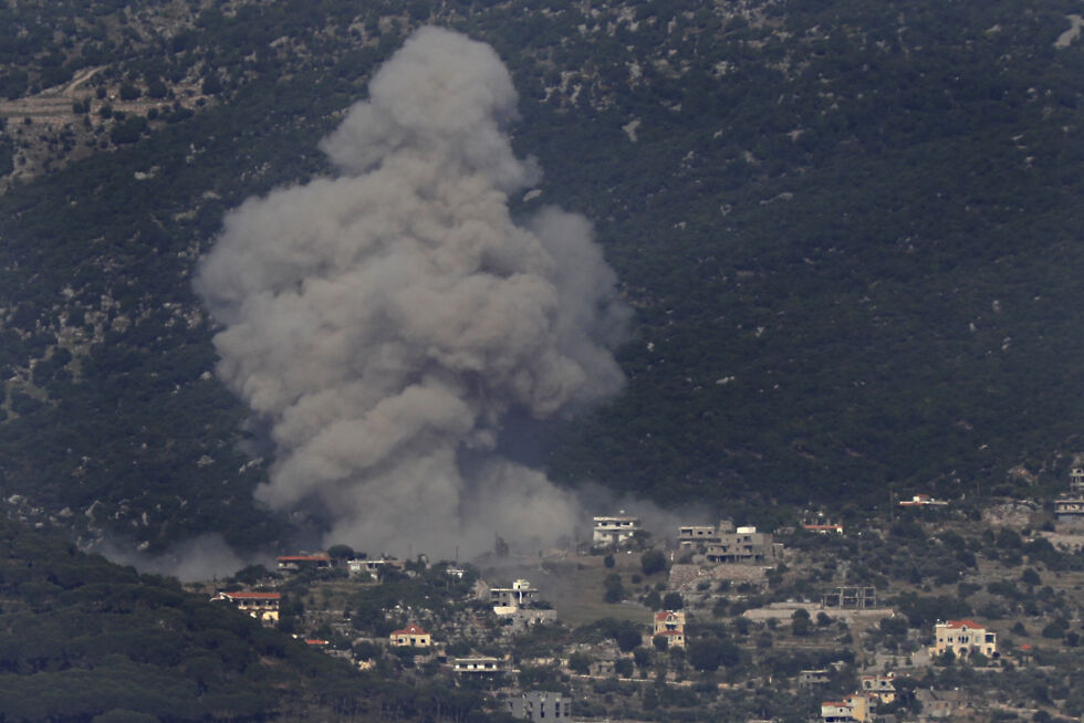 Røyk stiger opp etter et israelsk rakettangrep mot den libanesiske grensebyen Kafar Hamam i mai. USA sier de er svært bekymret for situasjonen på grensen mellom Libanon og Israel.
 Foto: Mohammed Zaatari / AP / NTB