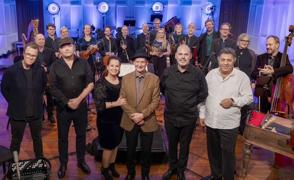 Elias Akselsen (med lysbrun jakke) og datteren Veronica Akselsen regnes som tatermusikkens fremste tradisjonsbærere. De sang inn en rekke tradisjonssanger med Kringkastingsorkesteret.
 Foto: Ketil Born / Grappa / Handout / NTB