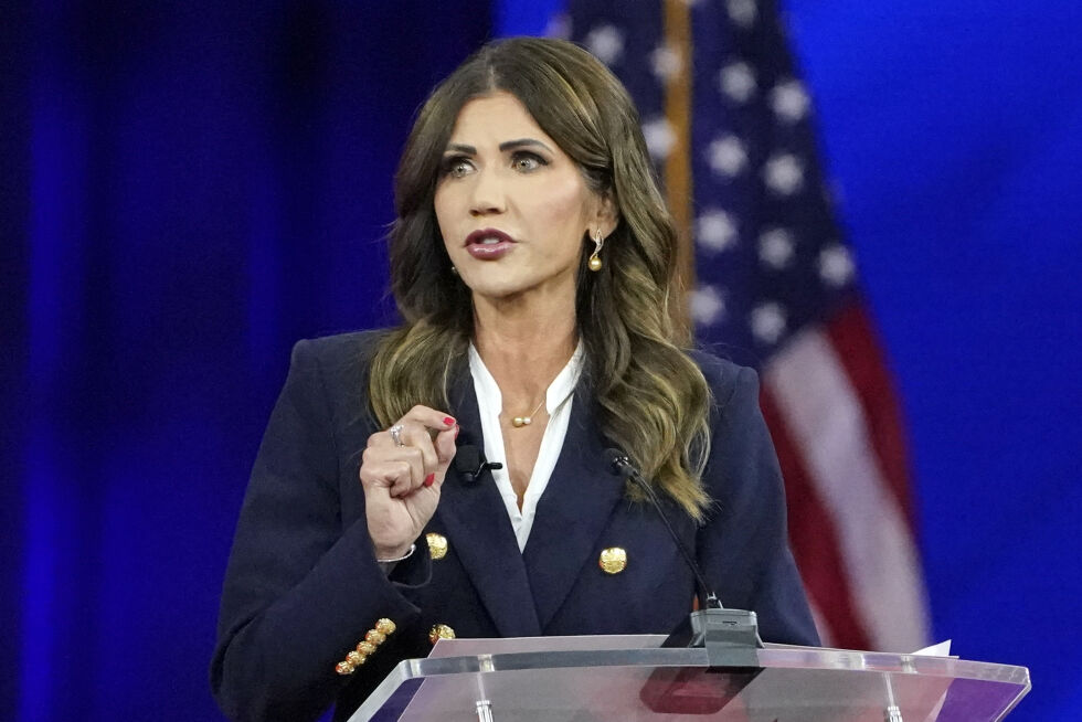 REPUBLIKANER: Guvernør Kristi Noem sier det er en 'fornærmelse' at Kamala Harris trenger å ha med seg visepresident Walz for å stille i et intervju.
 Foto: NTB/AP/John Raoux