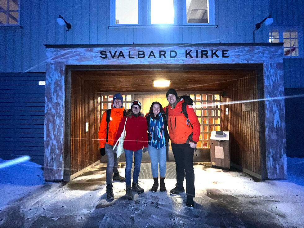 HISTORISK: Initiativet fra Casper Bergman (til venstre) kan føre til etablering av studentlag på Svalbard. Her er han sammen med medstudenten Raphaëlle Barbier (nummer to fra venstre) og Lagets representanter Megan Calderhead og Jon Harald Flå.
 Foto: Privat.