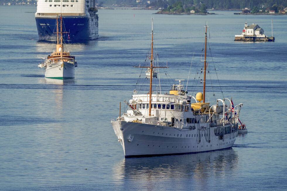 Det norske kongeskipet Norge og det danske kongeskipet Dannebrog i havnebassenget utenfor Oslo – med danskebåten i bakgrunnen.
 Foto: Ørn E. Borgen / NTB
