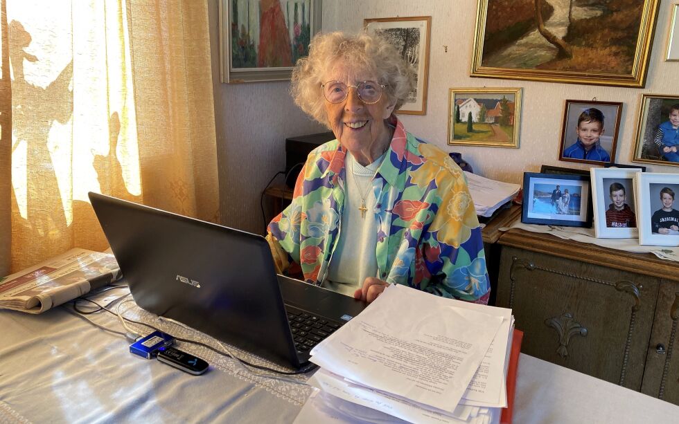 Borgny er 96 år gammel og har stor interesse for dikt. Tross alderen har hun de siste årene skrevet rundt 250 dikt og gitt ut to bøker. - Livet er viktigere enn noen gang. Jeg har ikke så mye igjen, men det er verdifullt, og jeg kaster ikke bort tiden, sier hun.
 Foto: Dag Buhagen