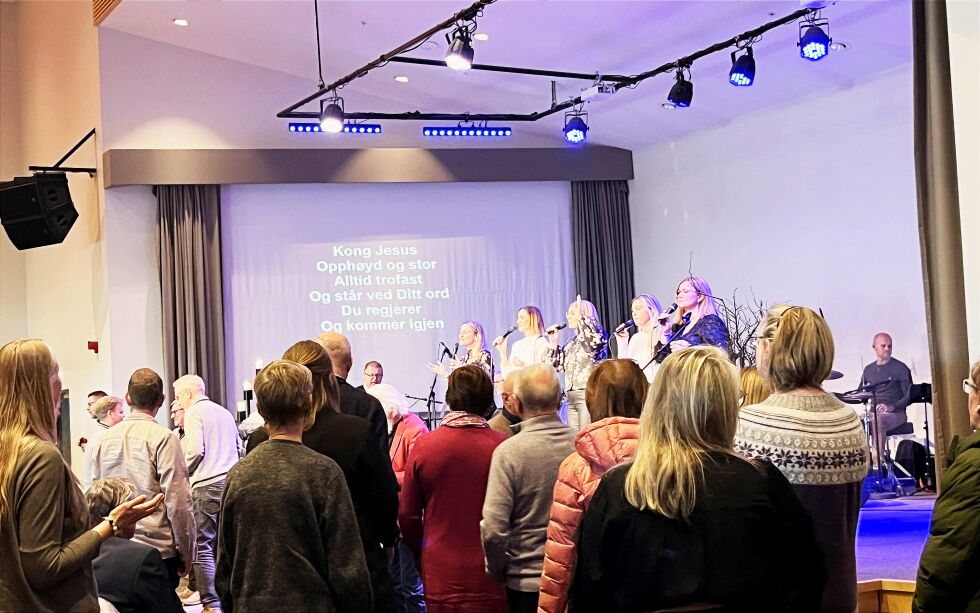SALVET MED OLJE: Etter gudstjenesten ble det gitt anledning til å komme frem, og folk strømmet fram til forbønnsteamet som stod klart til å salve med olje og be for folk.
 Foto: Margit Liljan Apelthun
