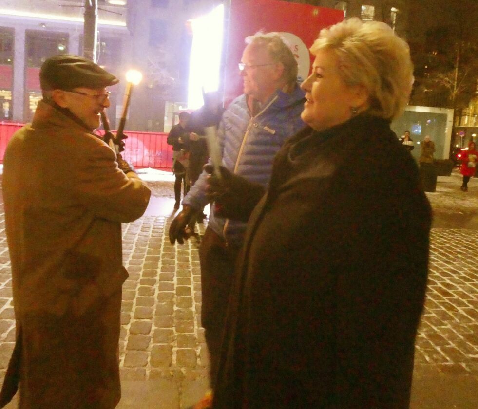 Oslo: Ervin Kohn møter Erna Solberg som ankom med sin mann.
 Foto: Willy Gjøsund