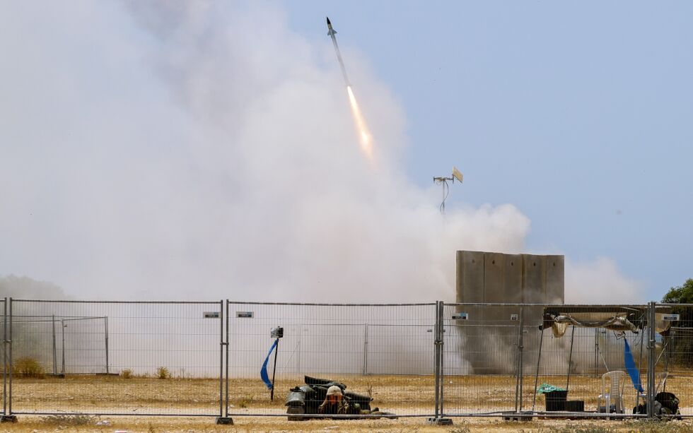 Israels rakettforsvar, Iron Dome, er her i ferd med å stoppe en rakett skutt ut fra Gazastripen. Bildet ble tatt i Ashkelon, sør i Israel, i mai i fjor.
 Foto: Ariel Schalit / AP / NTB