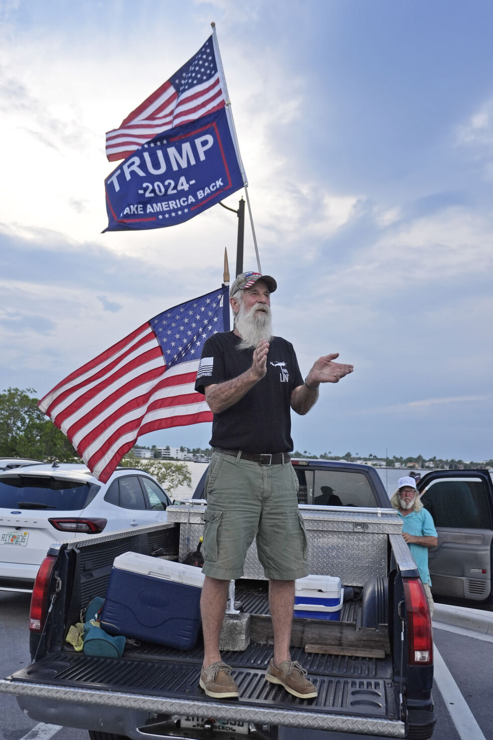 Noen viste sin støtte til Donald Trump utenfor eiendommen hans, Mar-a-Lago i Florida, etter at han ble kjent skyldig i «hysjpengesaken».
 Foto: NTB/AP/Wilfredo Lee