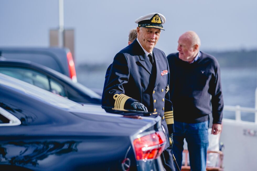 Kong Harald debarkerer kongeskipet Norge fra Dronningen i Oslo i slutten av september. Senere har han vært sykmeldt. Foto: Stian Lysberg Solum / NTB
