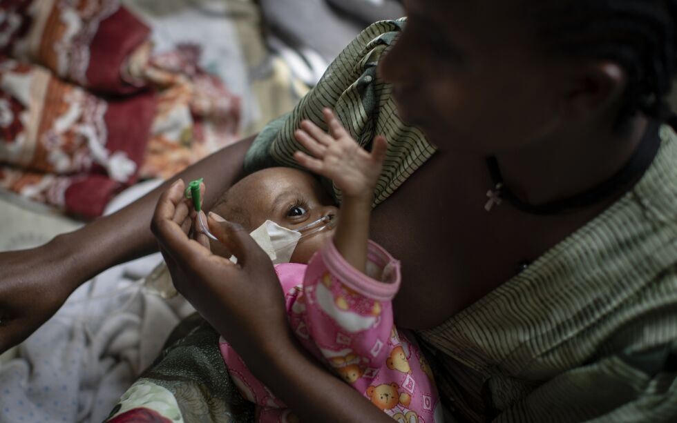 17 måneder gamle Mebrhit veier bare litt over fem kilo. Moren Birhan Etsana har tatt henne med til et sykehus i Mekele i Etiopias Tigray-region, der sulten nå herjer.
 Foto: Ben Curtis / AP / NTB