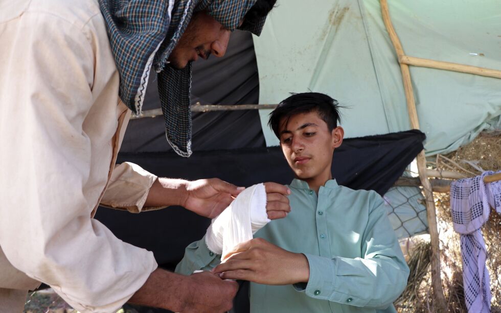 En gutt får medisinsk behandling i Afghanistan.
 Foto: Ap