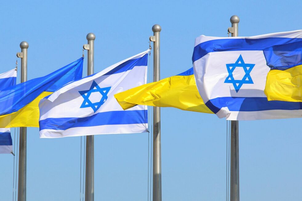 Ukrainske og israelske flagg under Ukrainas presidents besøk i Israel i 2015.
 Foto: Hillel Maeir/TPS