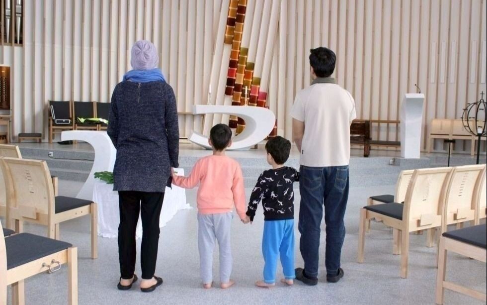 TAPTE: Denne familien holder til Hønefoss kirke. De ble ikke trodd av flertallet av dommerne i Høyesterett på at de har konvertert fra islam til kristen tro. (De to minste barna er ikke med på bildet.)
 Foto: Arkiv