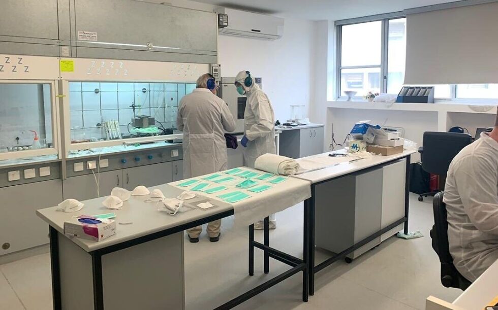 NANO-TEKNOLOGI: Ved Sonovias laboratorium utvikles tekstiler til ansiktsmasker og andre beskyttende plagg, som ved hjelp av avansert ny teknologi skal kunne stanse og drepe bakterier og virus. Foto: Sonovia