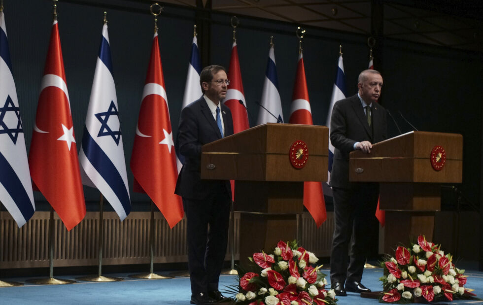 Tyrkias President Recep Tayyip Erdogan (t.h.) og Israels President Isaac Herzog under en pressekonferanse etter samtaler i Ankara, Tyrkia, 9. mars 2022.
 Foto: AP Photo/Burhan Ozbilici/NTB
